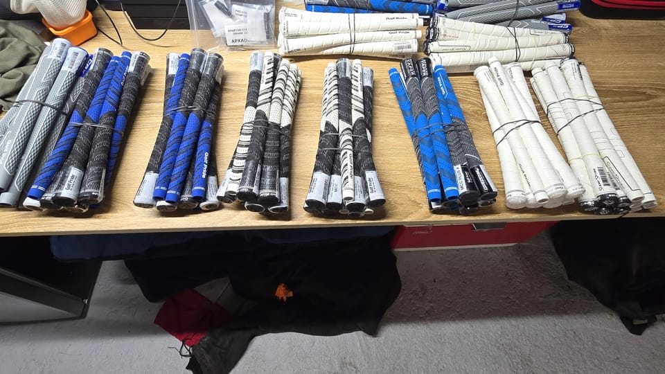 Grips in stock on the bench: Golf Pride MCC Plus4, Tour Velvet and CP2, SuperStroke and Lamkin, bundled by model