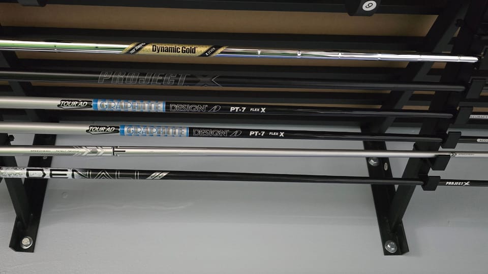 Shaft rack: True Temper Dynamic Gold X7, Project X, Graphite Design Tour AD PT-7 X, a Mitsubishi shaft and a Denali shaft